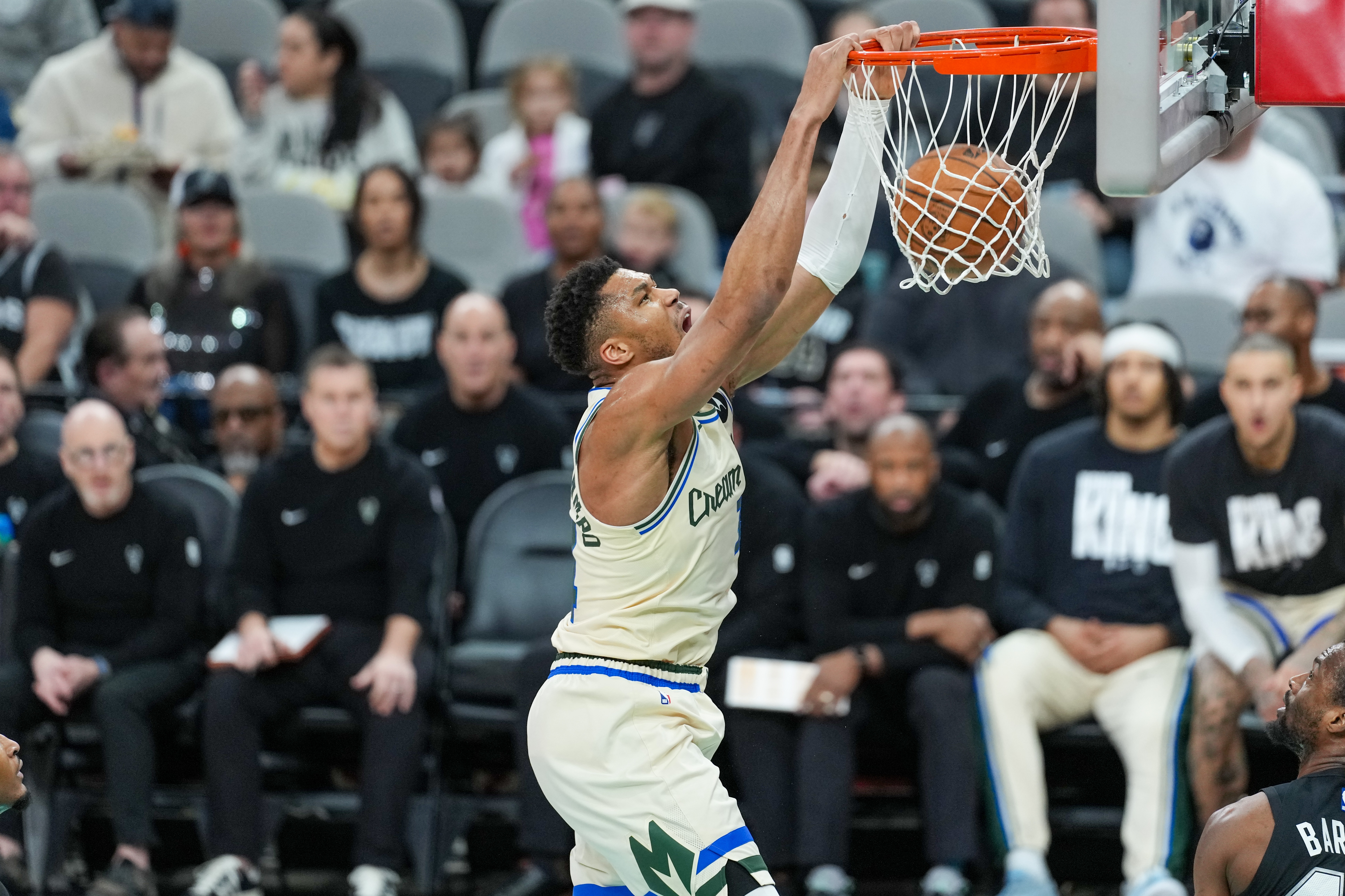 开云平台-休赛期再战！队记：森林狼可能在今年夏天再次尝试引进字母哥